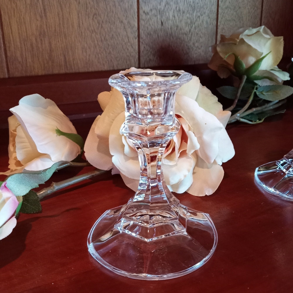 Glass candle holders set of two 4" tall            🌺excellent condition 🌺 - Picture 2 of 5